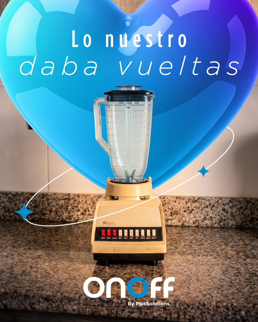 Old beige blender under a big blue heart, with the line Lo nuestro daba vueltas
